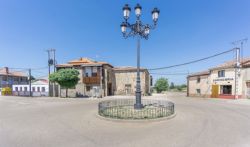 Plaza en San Vitero con la Casa Rural La Molina