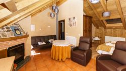 Salón-cocina con chimenea y con terraza en Casa Rural La Molina, San Vitero